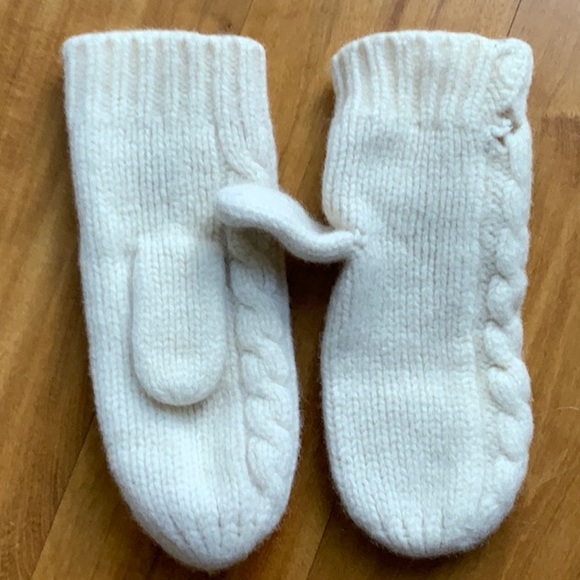 GAP Ivory Chunky Cable-Stitch Mittens lambs wool knit mittens - Picture 2 of 4